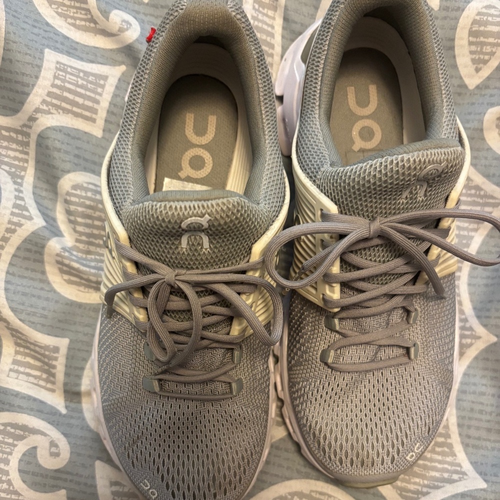 On Cloud womens athletic sneakers  sz 7